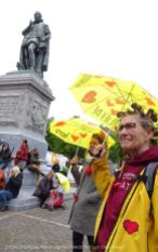 Freedom-210525-Den-Haag-yellow-embrella