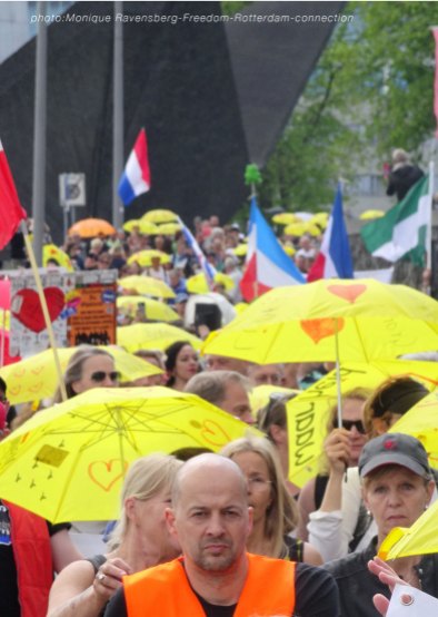 Freedom-210529-Rotterdam-yellow-umbrella
