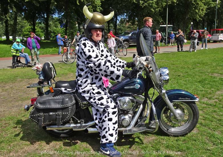 Freedom-Farmers-defend-The-Hague-cow-bike