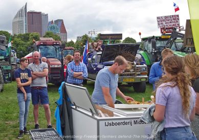 Freedom-Farmers-defend-The-Hague-icecream-car