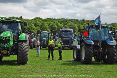Freedom-Farmers-defend-The-Hague-police-tractor